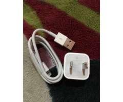 Vendo Cargador Original de iPhone 6 en Perfecto Estado Poco Uso Como Nuevo.