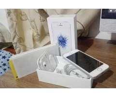 Iphone SE en estuche y accesorios originales