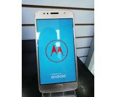 Moto g5s con 3 de ram y 32 de interna.